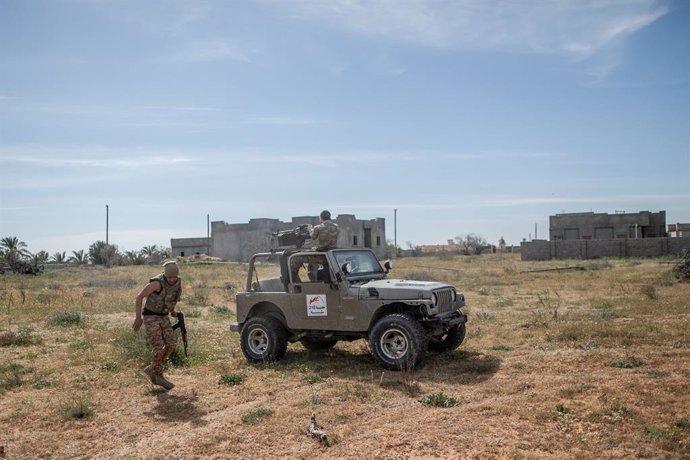 13 March 2020, Libya, Tripoli: A fighters of Libya's UN-backed Government of National Accord (GNA) of Fayez al-Sarraj, fires his truck-mounted heavy machine gun at the forces of the self-styled Libyan National Army (LNA) led by Libyan strongman Khalifa 