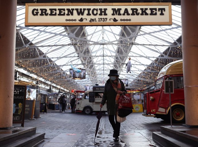 Una mujer con mascarilla en el mercado de Greenwich, en Londres, Reino Unido