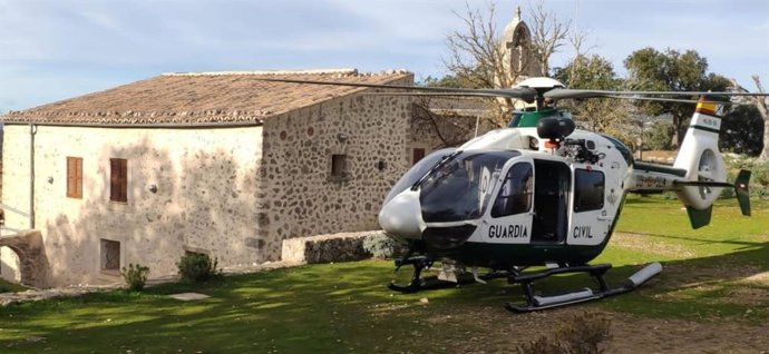 El 'cuco' de la Guardia Civil participando en un rescate en la isla de Mallorca.