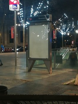 Gurdia Urbana de Barcelona lleva els cartells dels opis vandalizados.