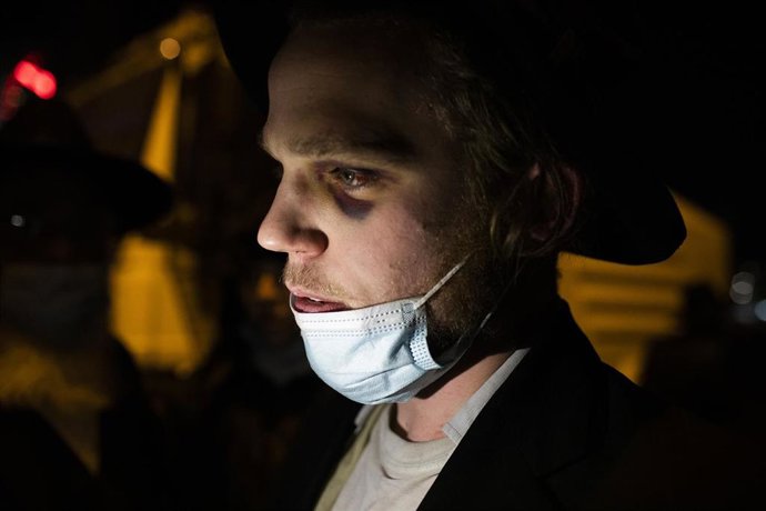 Un judío ultraortodoxo con mascarilla en Israel