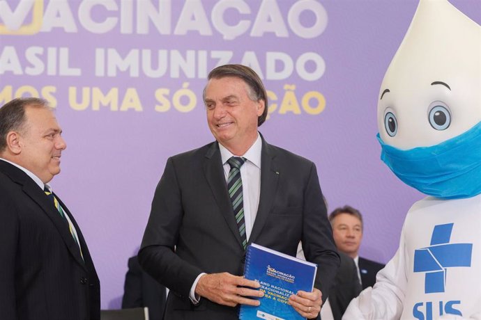 El presidente de Brasil, Jair Bolsonaro, y el ministro de Salud, Eduardo Pazuello.