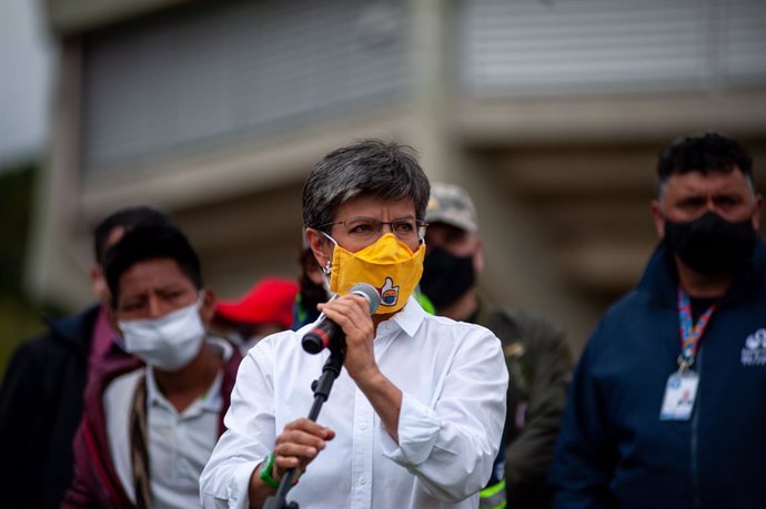 18 October 2020, Colombia, Bogota: Claudia Lopez, Mayor of Bogota, (C) wearing a face mask speaks to indigenous tribes at Palacio de los Deportes after arriving to the capital ahead of a protest against the government of president Ivan Duque Marquez. Ph