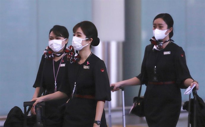 Personal de la tripulación de Japan Airlines a su llegada al Aeropuerto Internacional de Hong Kong.