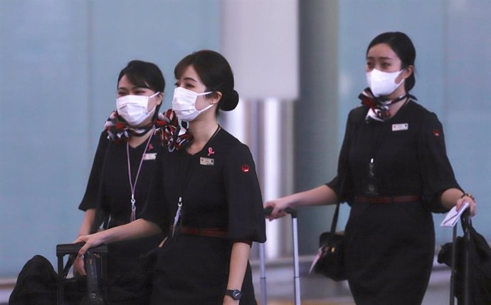 Personal de la tripulación de Japan Airlines a su llegada al Aeropuerto Internacional de Hong Kong.