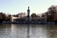 El Ayuntamiento baliza el Retiro y otros 8 parques, recomienda abandonarlos y no detenerse bajo el arbolado