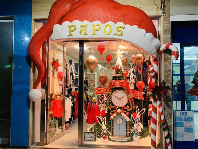 Escaparate de un comercio adornado por Navidad