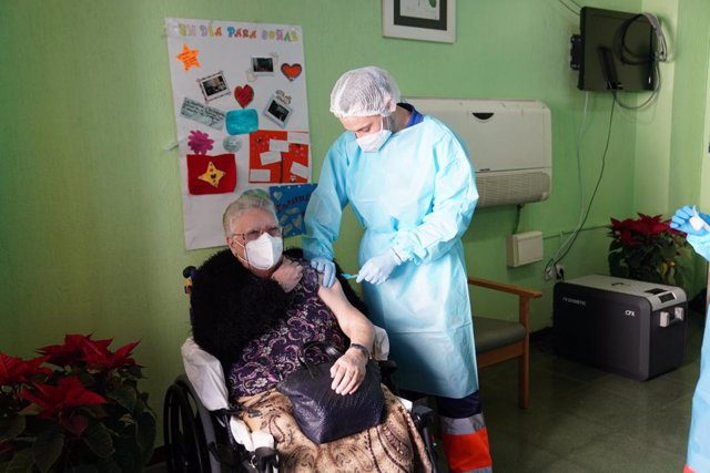 Isabel, de 72 años ha sido la primera residente vacunada del Covid 19 en la residencia para personas mayores Heliópolis. Sevilla a 27 de diciembre 2020