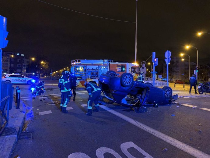 Emergencias Madrid atiende a un joven de 31 años pierde el control de su coche y vuelca en plaza de República Argentina