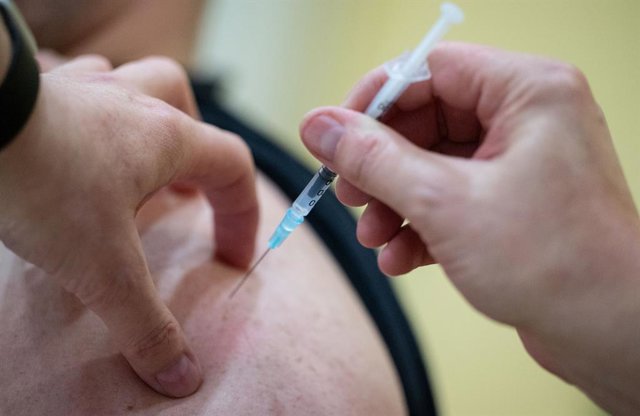 27 December 2020, Baden-Wuerttemberg, Sindelfingen: A man receives the Biontech/Pfizer COVID-19 vaccine at a nursing home for elderly people. Photo: Marijan Murat/dpa