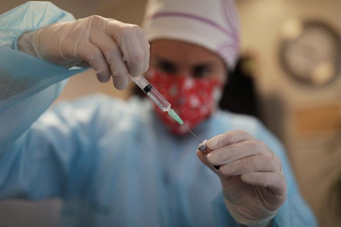 La campaña de vacunación para prevenir la COVID-19 ha comenzado este domingo.