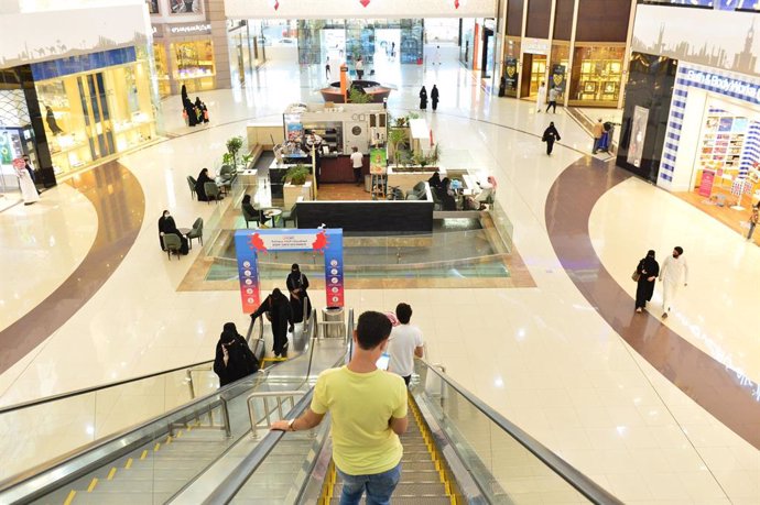 Personas en un centro comercial en Arabia Saudí durante la pandemia de coronavirus