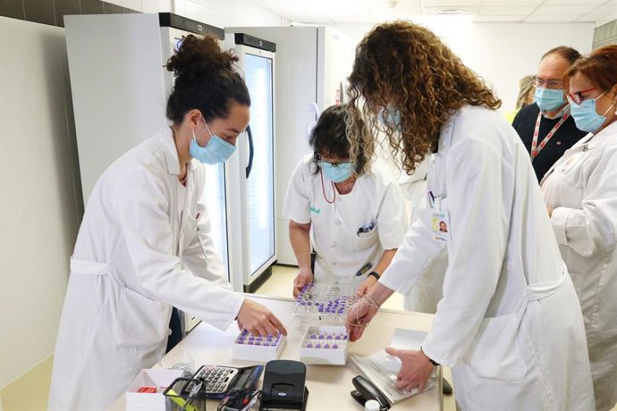 Las primeras vacunas han llegado este domingo al Hospital Clínico de Zaragoza.