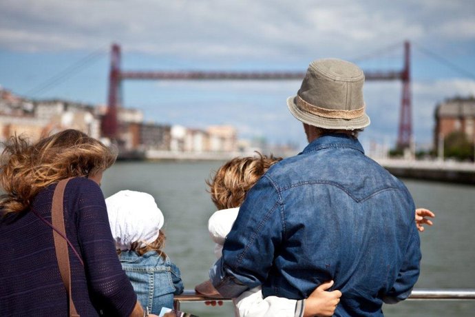 Turistas admirando el Puente Colgante en Bizkaia