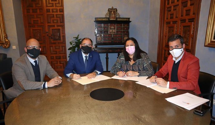 La presidenta de Iprodeco, Dolores Amo (segunda por la dcha.), en la firma con Fundecor