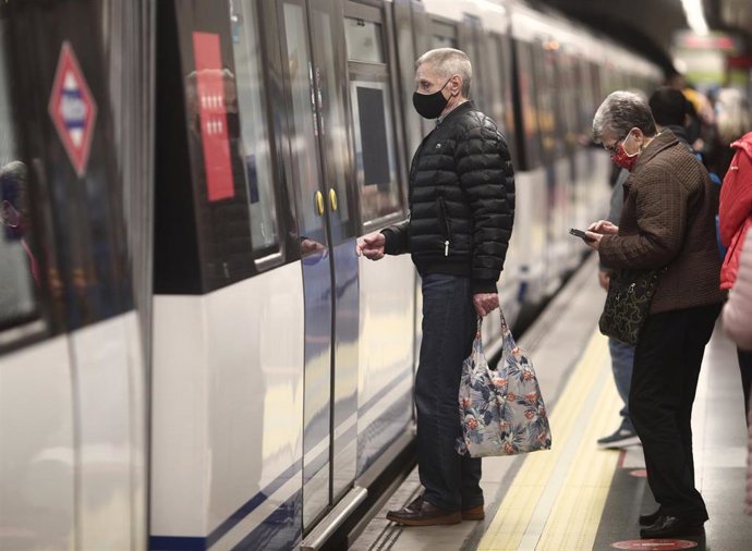 Pasajeros en la estación de Oporto de Metro de Madrid.