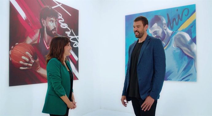 La periodista Helena Resano entrevista el jugador de bsquet Marc Gasol en el programa de CaixaBank de cultura financera 'Molt per Fer'