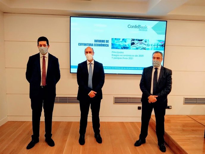 Los máximos representantes de COnfebaskm con su presidente, Eduardo Zubiaurre en el centro, en rueda de prensa en Bilbao