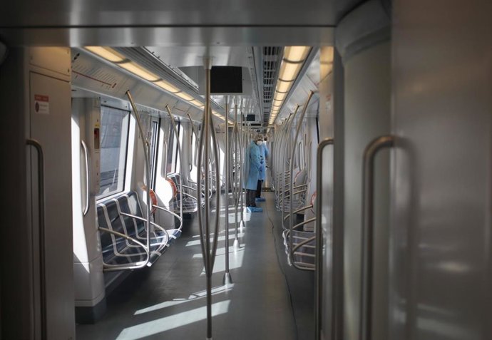 Desinfección de un vagón de metro en Ciudad de Panamá