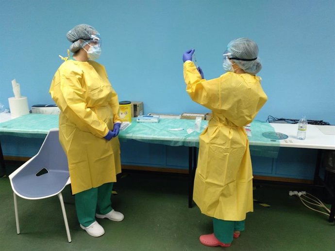 Profesionales sanitarios realizan en Huelva tareas de preparación para la vacunación contra el coronavirus.