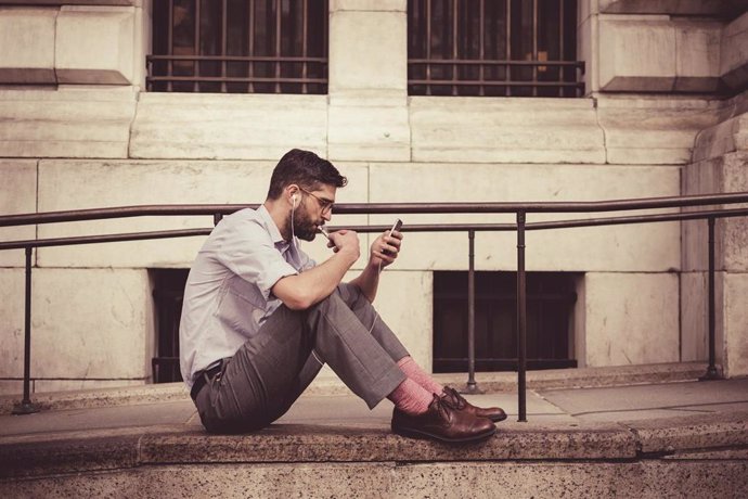 Hombre con auriculares