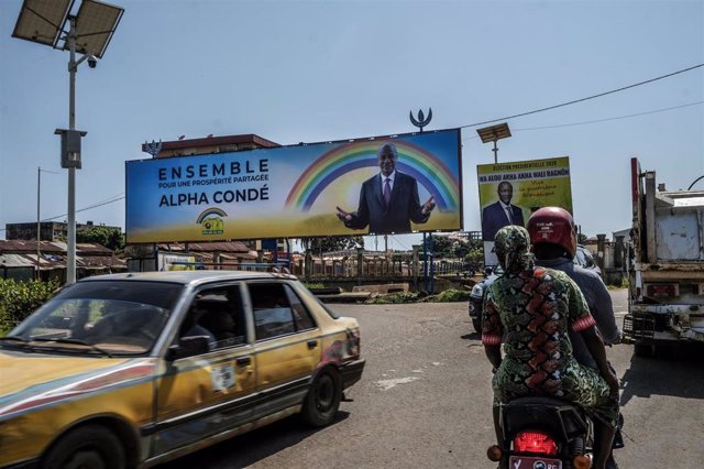 Un cartel electoral del presidente, Alpha Condé, en Conakry