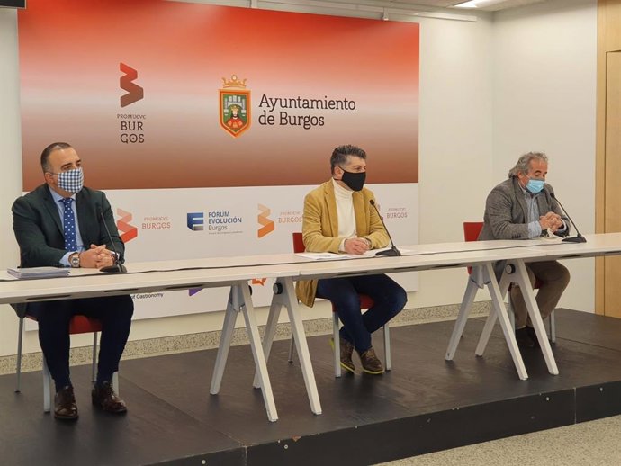 En el centro, Vicente Marañón, vicealcalde de Burgos.