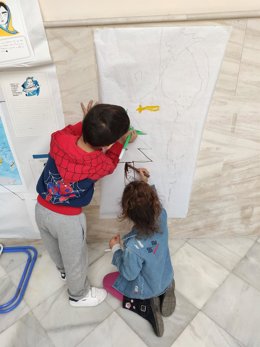Unos niños participan en una actividad educativa.