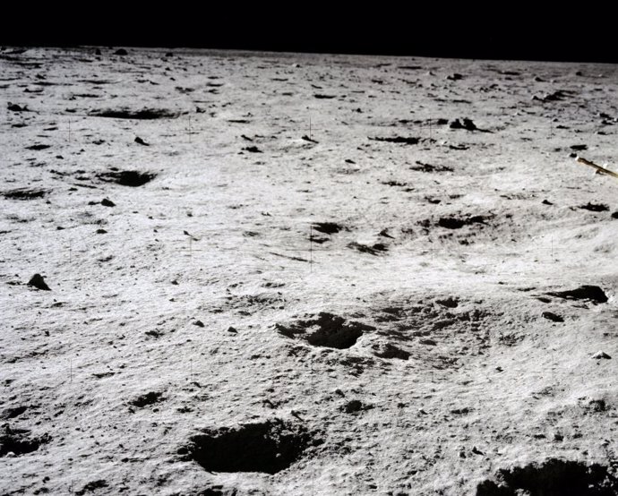 Imagen de cráteres en la superficie lunar tomada por la misión Apolo 11