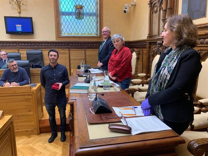 Juan Miguel Chaves Martínez, durante su toma de posesión como nuevo concejal de Podemos-Equo Xixón en el Ayuntamiento de Gijón