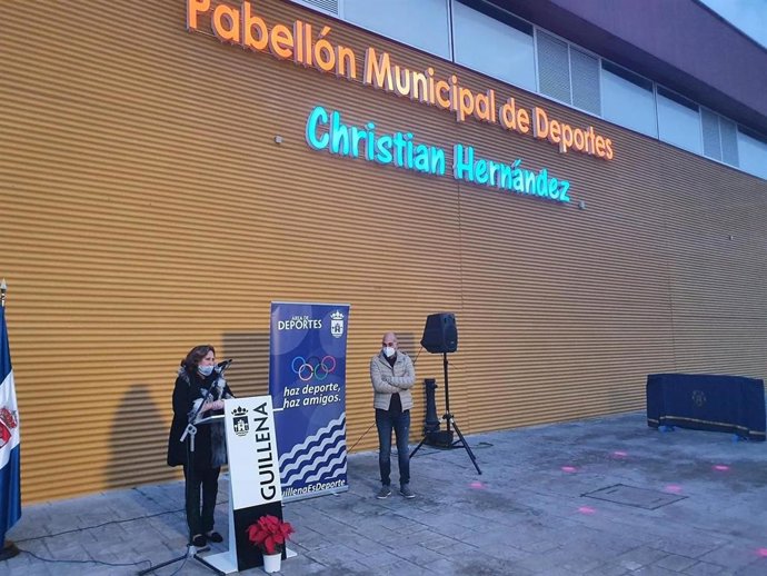 Acto de nueva rotulación del pabellón de Guillena