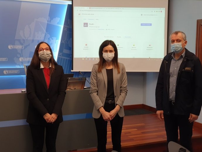 La viceconsejera de Educación, Begoña Pedrosa, la viceconsejera de Política Lingüística, Miren Dobaran,  y el director de Tecnologías de la Información y la Comunicación, Xabier Arrieta
