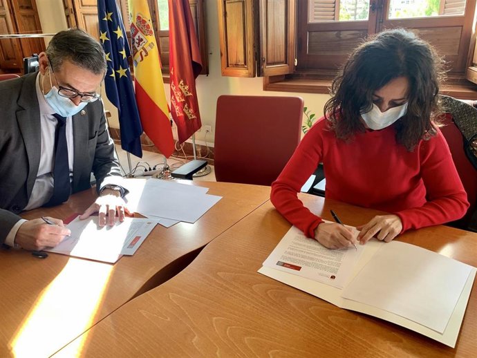 La consejera de Turismo, Juventud y Deportes, Cristina Sánchez, y el rector de la Universidad de Murcia (UMU), José Luján,  suscriben el convenio
