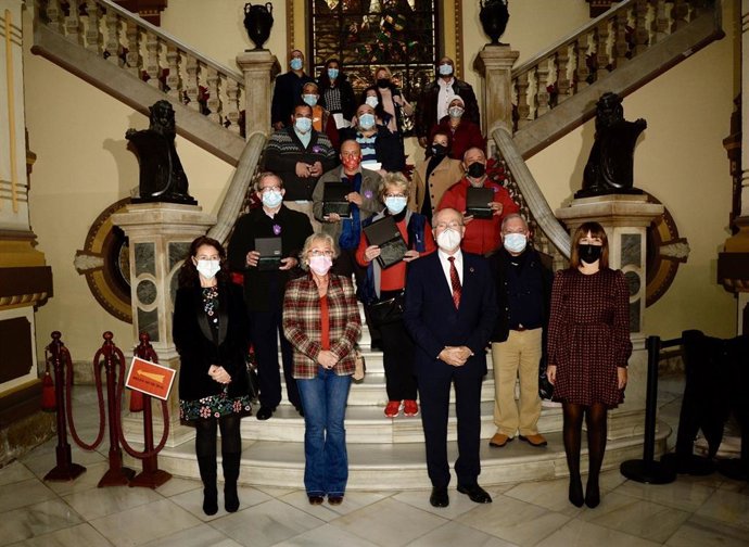 El alcalde de Málaga, Francisco de la Torre y la concejala del Área de Participación Ciudadana, Migración, Acción Exterior y Cooperación al Desarrollo, Ruth Sarabia, en la entrega de reconocimientos a las 15 entidades sociales