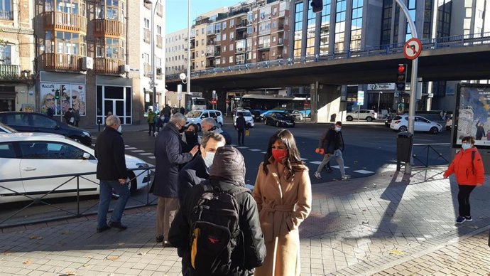 Begoña Villacís, junto al concejal del distrito de Retiro, Santiago Saura, visita el puente de Pedro Bosch