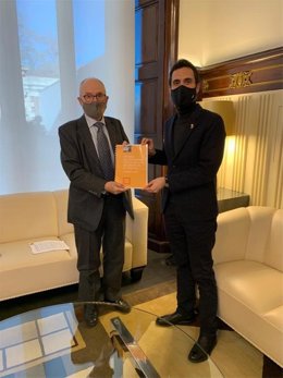 El Síndic de Greuges, Rafael Ribó, entregando al presidente del Parlament, Roger Torrent, el informe del Mecanismo Catalán de Prevención de la Tortura