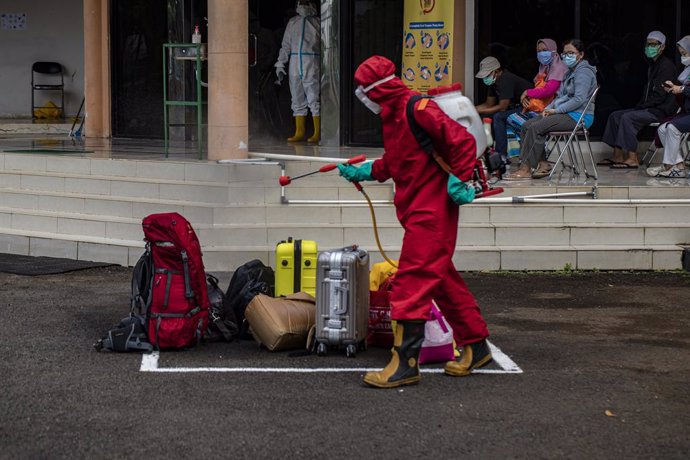 Desinfección del equipaje de varias personas en Indonesia durante la pandemia de coronavirus
