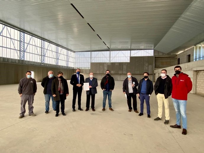 El delegado de Cohesión Territorial de la Diputación de Córdoba, Juan Díaz (quinto por la izda.), en su visita a Villaharta.