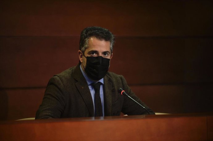 El concejal delegado de Economía y Hacienda del Ayuntamiento de Málaga, Carlos Conde, en rueda de prensa