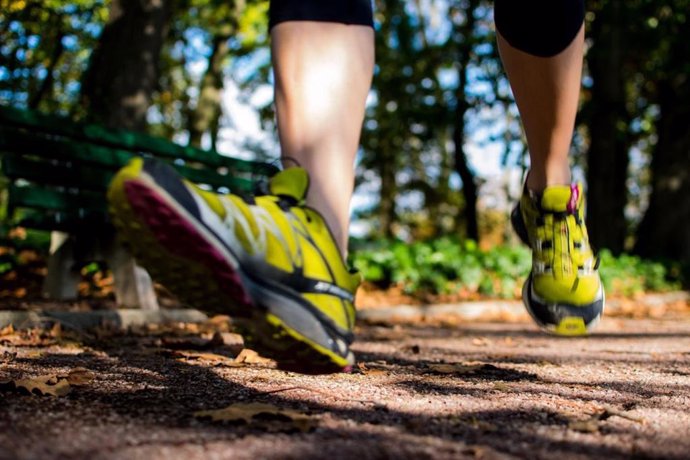 Caminar, andar, correr, senderismo, pies, zapatillas deportivas, andando