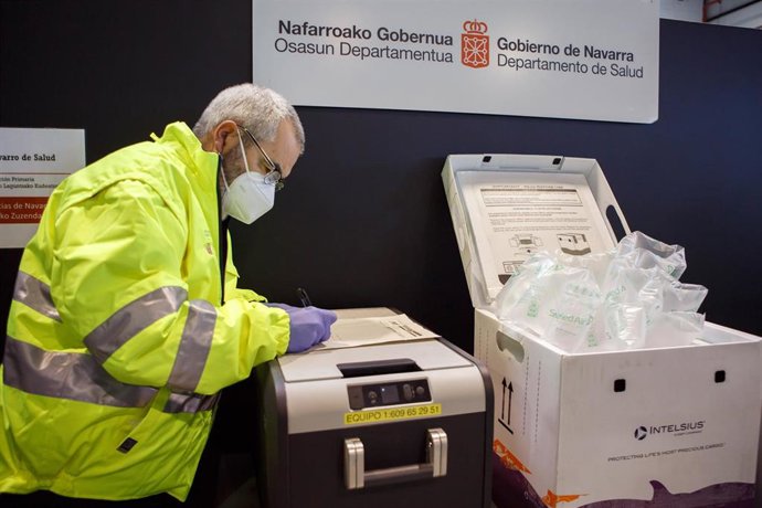 Llegada a Navarra de las primeras dosis de la vacuna frente al Covid-19, que se han comenzado a administrar este domingo, 27 de diciembre, en la Residencia 'El Vergel' de Pamplona.