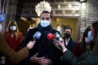 Aguado tacha de "absurda" la polémica de la pegatina del Gobierno de España: "Lo importante es hacer test en farmacias"