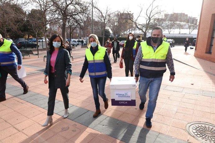 Empleados de la DGA trasladan las primeras vacunas.