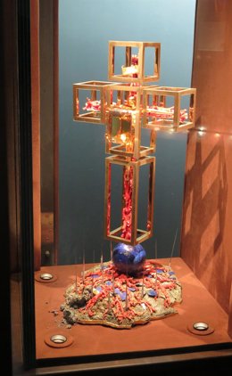 La Fundación Gala-Salvador Dalí de Figueres (Girona) usa especialistas de distintas disciplinas --joyería, química, gemología y mineralogía-- para restaurar uno de los minerales de los que se compone la obra 'La cruz del ángel' de Salvador Dalí.