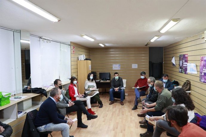 Toni Valero y Martina Velarde reunidos con trabajadores de la industria gaditana