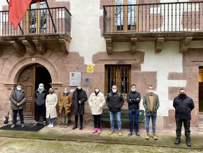 La consejera de Relaciones Ciudadanas, Ana Ollo, con representantes de la Dirección General de Paz, Convivencia y Derechos Humanos, y directores de lcentros de la zona de Baztan-Bidasoa..
