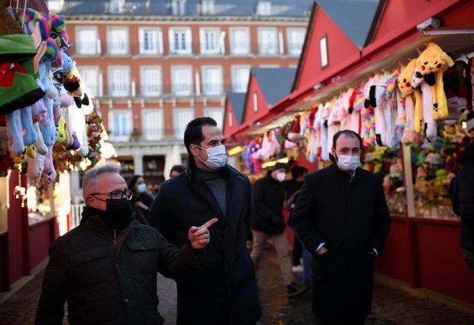 El vicepresidente de la Comunidad de Madrid, Ignacio Aguado acompañado del consejero de Economía, Empleo y Competitividad, Manuel Giménez, visita el tradicional mercado de belenes, adornos y objetos navideños de la Plaza Mayor de la capital