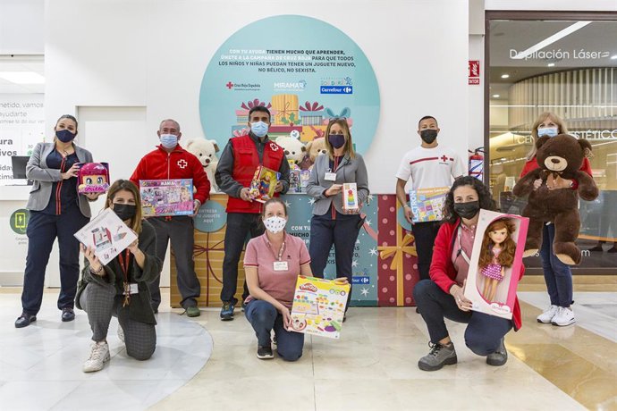 La iniciativa estará en marcha hasta este miércoles  junto a la entrada de Carrefour en el centro comercial Miramar, donde se instalará un stand para que las personas que lo deseen colaboren donando un juguete nuevo.