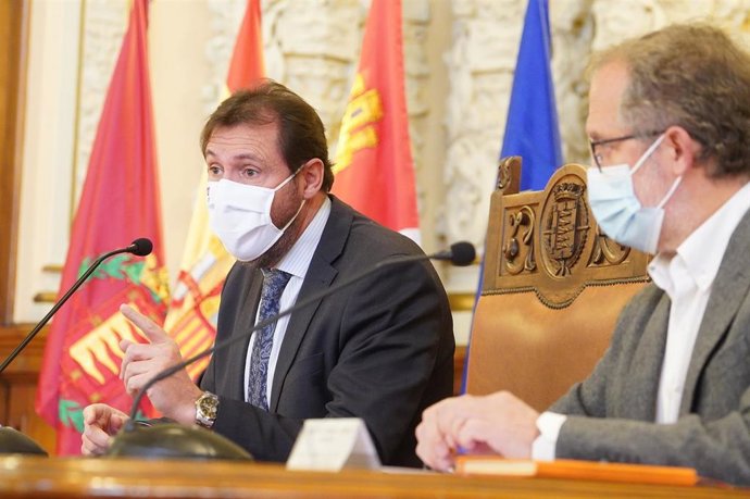 Puente y Saravia, en rueda de prensa.