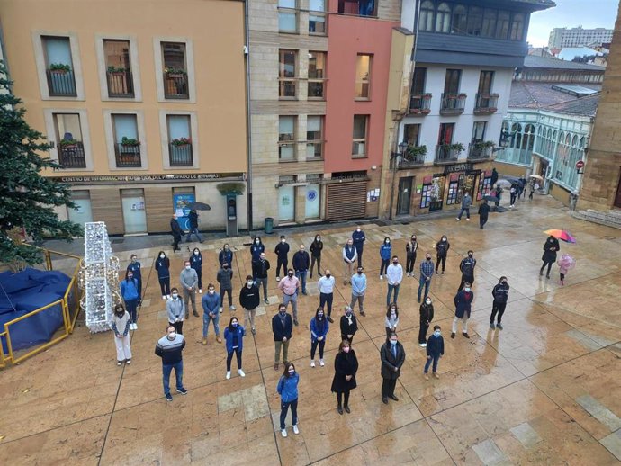 Deportistas en Oviedo, frente al Ayuntamiento